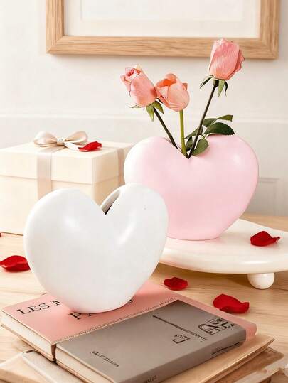 1个心形花瓶装饰品，非常适合卧室梳妆台、客厅、咖啡厅装饰，也是母亲节礼物、情人节礼物的理想之选。可插鲜花或人造花卉。