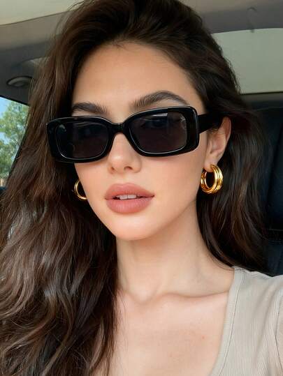 一副时尚Y2K黑色眼镜，适合海滩和旅行，复古超大镜框，百搭时尚，也适合返校季佩戴。