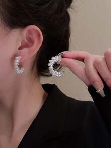 不对称设计仿珍珠C形几何耳环 - 白色 - 查看 1