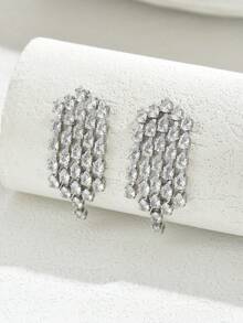 Một đôi bông tai tua rua bạc sang trọng, tinh tế dành cho nữ, toát lên vẻ quyến rũ, ngọt ngào, cá tính và hoài cổ với điểm nhấn lấp lánh. - Bạc - Xem 2