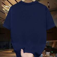 Camiseta Masculina Presente Para Ele Estampada Paris Tira Vermelha Casual Confortável Academia Treino Camisa Com Gola Redonda E Manga Curta - Azul Marinho - Visão 3