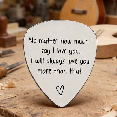 Edelstahl Gitarrenplektrum mit eingravierter herzerwärmender Botschaft "Egal wie viel ich sage, dass ich dich liebe, ich werde dich immer noch mehr lieben" und Herz Design, geeignet als Geschenk für Paare, Musikliebhaber am Valentinstag, Jahrestag, Geburtstag