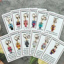 12个卡通猫头鹰钥匙扣套装，适合装饰手提包、背包和汽车。是生日、婚礼、教师节、毕业典礼、派对礼物和猫头鹰主题配饰的理想之选。附赠一张精美贺卡。 - 彩色 - 查看 3