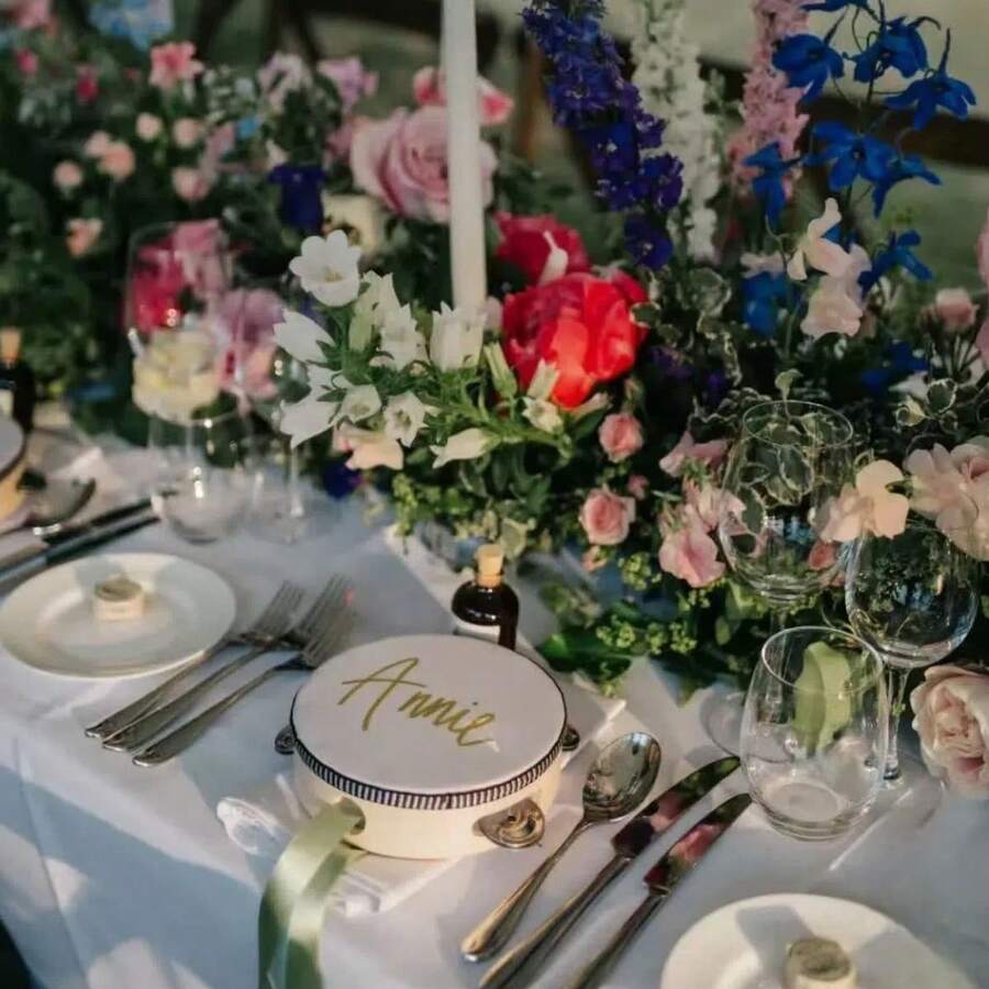 1个婚礼铃鼓 - 手持式打击乐器，配有金属铃铛，是婚礼、求婚和派对庆典的理想之选 - 可定制您自己的信息，也是夏季生日礼物、海滩返校用品和房间装饰的理想选择