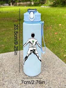 这款足球主题塑料水瓶，总容量750毫升/25盎司，采用耐用的PC材质制成，配有防漏弹出式瓶盖和挂绳。独特的足球主题印花设计，使其成为比赛日、车载水瓶、办公桌面的理想之选，也是情人节和生日的完美礼物。 - 查看 3