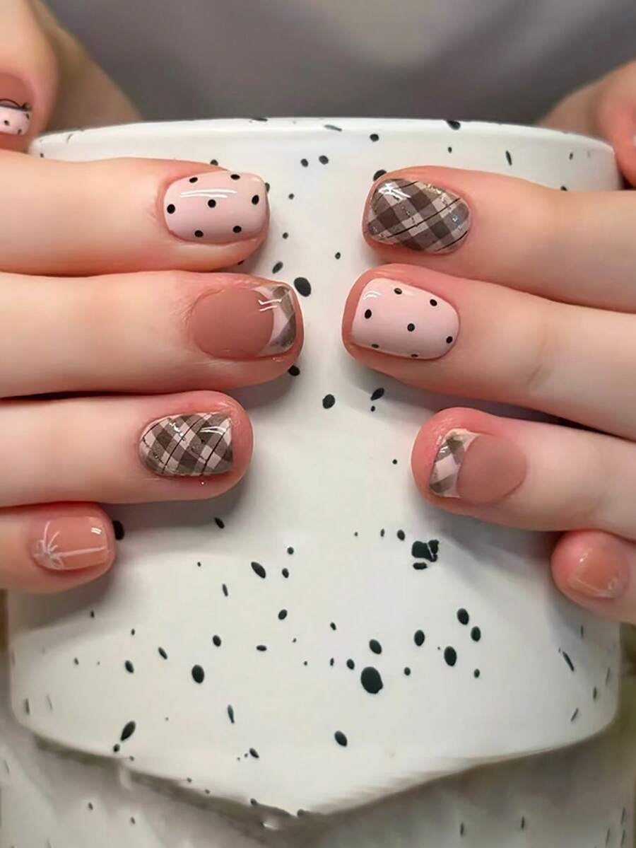 24片短方形假指甲，采用甜美粉色法式闪光网格、花卉、波点图案设计，包含1瓶果冻凝胶和1把指甲锉，适合情人节派对、跳舞、日常佩戴，可卸除并可重复使用。