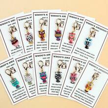 12个卡通猫头鹰钥匙扣套装，适合装饰手提包、背包和汽车。是生日、婚礼、教师节、毕业典礼、派对礼物和猫头鹰主题配饰的理想之选。附赠一张精美贺卡。 - 彩色 - 查看 1