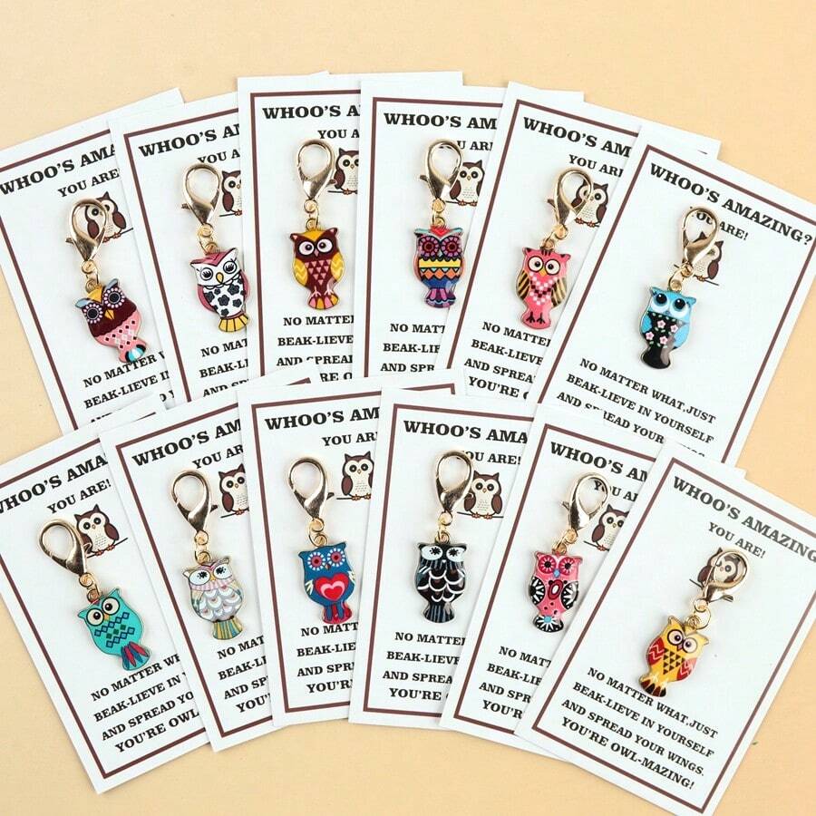 12个卡通猫头鹰钥匙扣套装，适合装饰手提包、背包和汽车。是生日、婚礼、教师节、毕业典礼、派对礼物和猫头鹰主题配饰的理想之选。附赠一张精美贺卡。 - 彩色 - 查看 1