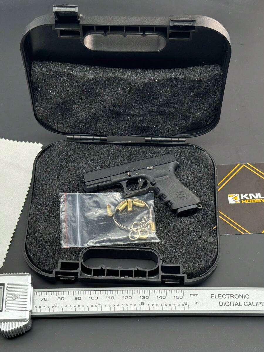 KNL HOBBY Pistol Model G Type 17 Black Scale Alloy Model Keychain 1/3 Scale + Collectible Storage Suitcase+Holster Model Keychain Collectible Verison Can Not Shoot - Black - View 1