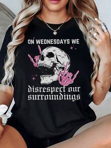 Calavera simbólica con manos rosadas levantadas que representan rebeldía y energía interior acompañada de letras góticas que expresan actitud audaz camiseta de mujer casual 220g nueva  urbana - Negro - Ver 8