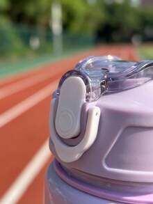 这款足球主题塑料水瓶，总容量750毫升/25盎司，采用耐用的PC材质制成，配有防漏弹出式瓶盖和挂绳。独特的足球主题印花设计，使其成为比赛日、车载水瓶、办公桌面的理想之选，也是情人节和生日的完美礼物。 - 查看 5