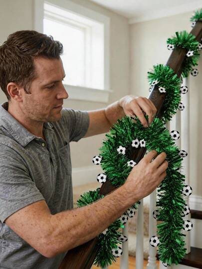 1 cuộn ruy băng trang trí hình quả bóng đá đính kim sa, có hình dạng 3D, thích hợp cho các buổi tụ họp người hâm mộ bóng đá, trang trí quán bar, cần thiết cho các bữa tiệc sinh nhật theo chủ đề bóng đá và các lễ kỷ niệm của đội bóng. Ruy băng trang trí đính kim sa là vật dụng không thể thiếu cho các bữa tiệc theo chủ đề bóng đá và các quán bar thể thao.