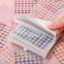 2400 piezas Lindo mini set de pegatinas + álbum de almacenamiento | Plástico transparente portátil, múltiples patrones exquisitos, adecuado para diario de balas DIY y scrapbooking - Perfecto para cuadernos y álbumes de fotos - Juego de pegatinas - Ver 1