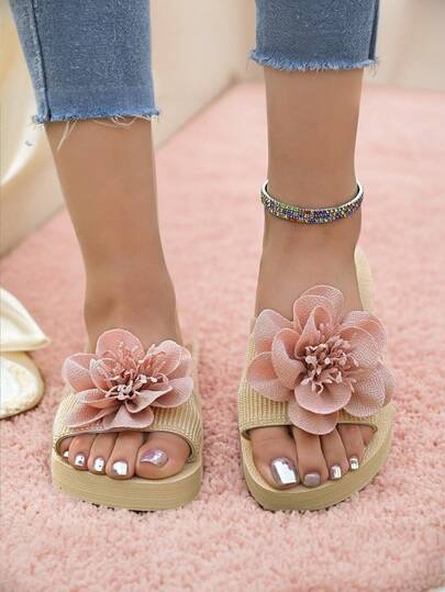 1 双新款少女花卉图案拖鞋，时尚逼真的粉色花朵图案，适合度假或海滩穿着。
