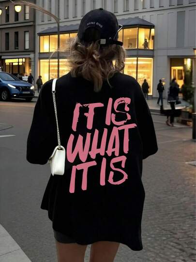 Áo thun nữ cỡ lớn in chữ "It Is What It Is" cổ tròn tay ngắn, kiểu dáng rộng rãi, thích hợp mặc mùa hè cho phái nữ mũm mĩm, màu đen.
