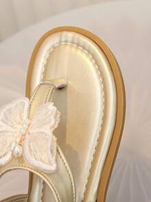 Ein Paar süße Mädchen-Sandalen mit Zehen, die im Frühling und Sommer mit traumhaften Schmetterlingen und Perlen dekoriert sind. Das Klettverschluss-Design eignet sich für Urlaub, Alltag, Strandspiele und andere Szenarien. - Champagnerfarben - Übersicht 6