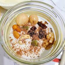 1 cốc yến mạch ngâm qua đêm, bằng thủy tinh có nắp và thìa, cốc đong bữa sáng kín, cốc đựng sữa, salad, sữa chua tiện dụng. - Nhiều màu - Xem 6