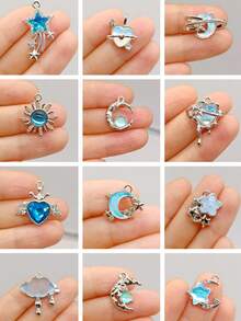 12件套Y2K风格吊坠饰品套装，包含蝴蝶、云朵、星星、太阳、爱心、月亮、皇冠等图案，适合DIY项链、耳环、手链等饰品制作。 - 彩色 - 查看 12