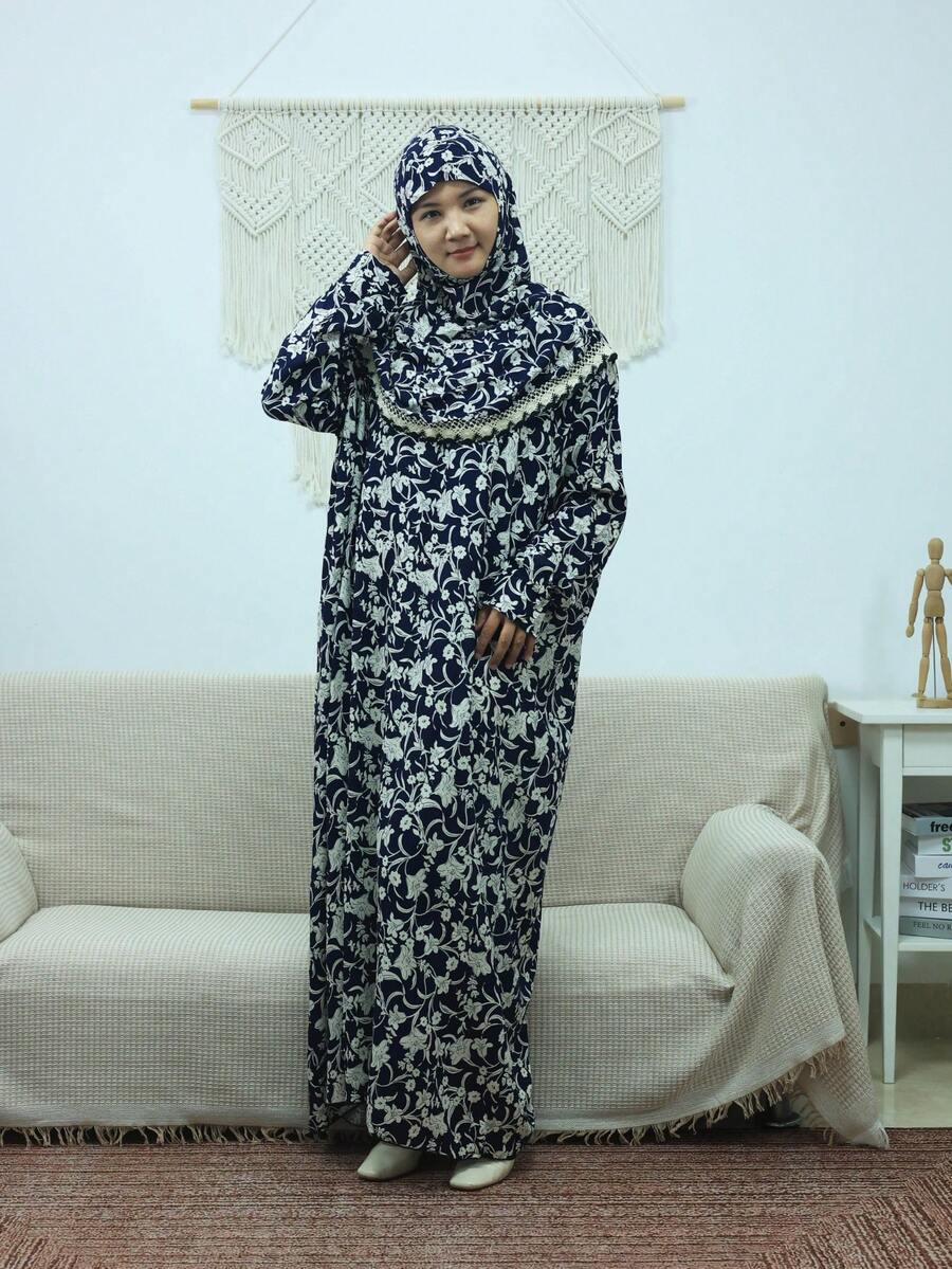 优雅长袖印花女式睡袍，圆领设计，梭织面料饰以精致贴花细节，展现优雅时尚的风格。