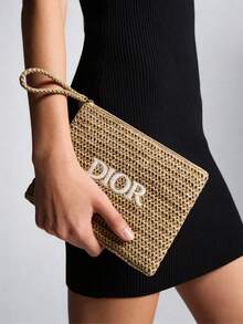 Dior Túi cói thêu logo mới của Materiel. Một chiếc túi đựng mỹ phẩm tinh tế. Thời trang Xuân Hè 2026 mới. Vật dụng cần thiết khi đi du lịch. Một chiếc túi đựng đồ đơn giản và phong cách. Túi đựng đồ trang điểm, một chiếc túi xách tiện dụng. Cũng thích hợp để sắp xếp túi đồ vệ sinh cá nhân của bạn. - Màu be - Xem 2