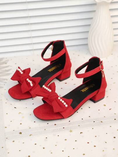 1双红色柔软舒适绒面革高跟凉鞋，波西米亚风人造珍珠蝴蝶结装饰，方头设计，2.5厘米粗跟，防滑鞋底，时尚可爱公主风，适合日常穿着、派对、节日、2026春夏款。