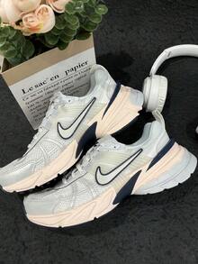 Giày thể thao cổ thấp Nike V2K Run Classic Comfort dành cho nữ, màu xám. - Xám - Xem 2