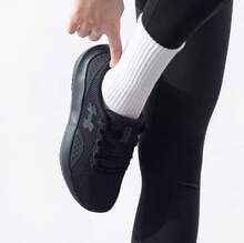 Under Armour 女士新款 CHARGED SURGE 4 缓震跑鞋 - 黑色 - 查看 5