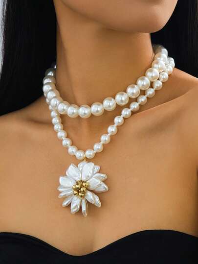 两件套独特设计不对称3D花朵吊坠项链，优雅仿珍珠项链套装，适合女性日常佩戴、约会、派对、送礼。项链长度和珠子数量不固定。