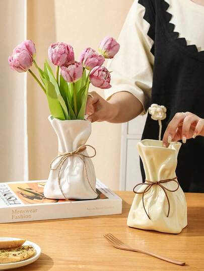 这款波西米亚风格的亚麻花瓶，灵感源自农舍，拥有丰富的纹理表面，是家居装饰、乔迁礼物或结婚礼物的完美之选。一款男女皆宜的乡村风桌面装饰花瓶。