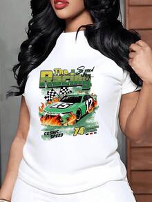 Auto de carreras verde rodeado de llamas simboliza la pasión por la velocidad la energía ardiente y la búsqueda sin fin de libertad mostrando movimiento y poder en cada trazo camiseta de mujer casual 220g - Blanco - Ver 1