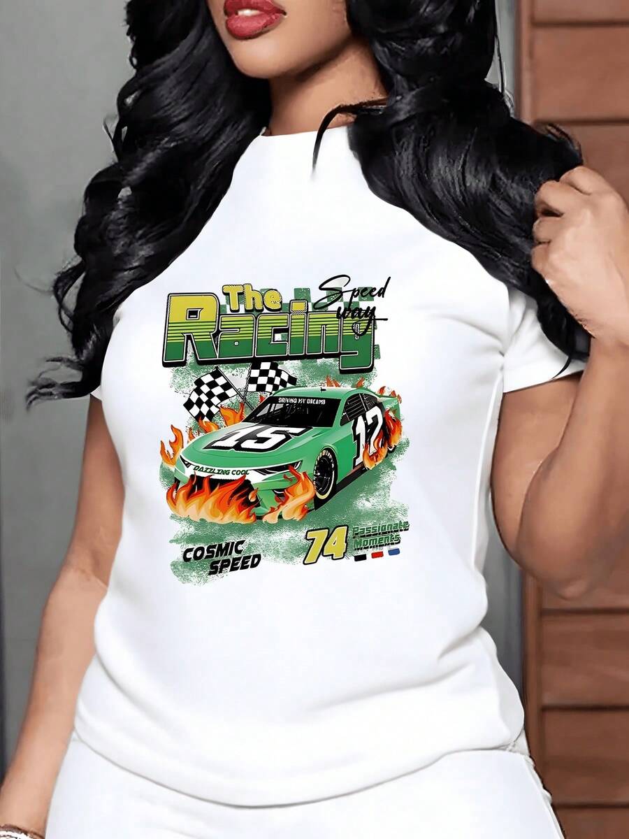 Auto de carreras verde rodeado de llamas simboliza la pasión por la velocidad la energía ardiente y la búsqueda sin fin de libertad mostrando movimiento y poder en cada trazo camiseta de mujer casual 220g - Blanco - Ver 1