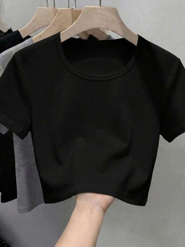 红色短袖T恤，撞色爱心印花，甜美酷炫女孩风格上衣，圆领，女式衬衫，舒适宽松版型，适合日常休闲穿着。