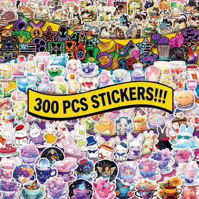 300张随机可爱贴纸套装 – 包含各种图案的乙烯基贴纸，例如读书的猫咪、滑板兔、茶杯和可爱的动漫人物，适合装饰笔记本电脑、水瓶、日记本、剪贴簿、计划本、行李箱和旅行配件，非常适合艺术爱好者、送礼者、DIY爱好者以及喜欢通过日常用品展现独特风格的人，持久耐用且易于粘贴，方便个性化定制。