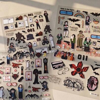 1张创意美式恐怖故事主题贴纸，像素马赛克DIY手机壳贴纸，完美节日礼物，送给粉丝和朋友的礼物（随机款式）