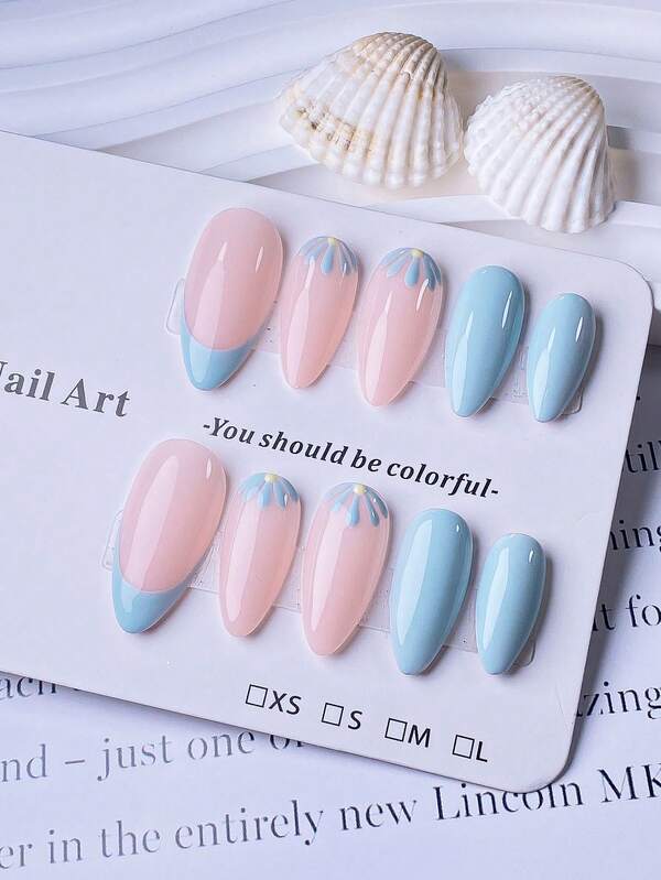 10片手工制作的浅蓝色杏仁形美甲贴片，法式贴法搭配五瓣花设计。蓝色美甲，简约优雅，可爱时尚，高端人造指甲。