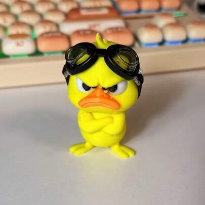 1个戴着护目镜的愤怒鸭摆件，独特设计，可装饰汽车、室内/室外、办公桌、书架、派对、生日，是送给朋友的完美礼物。