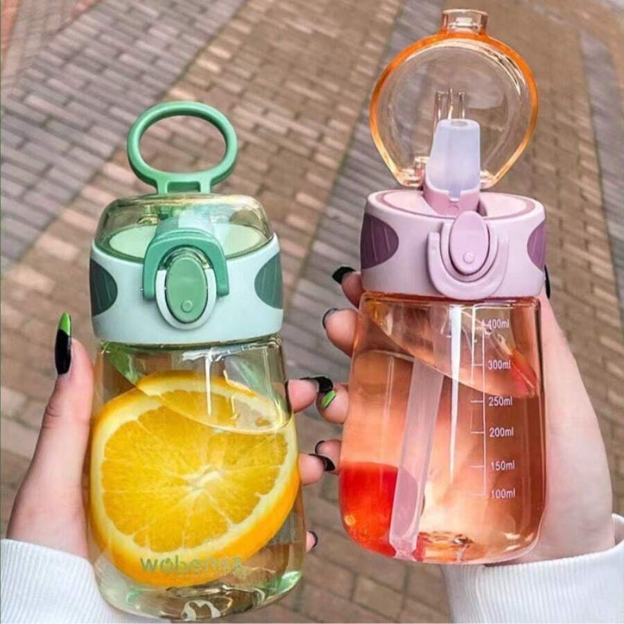 1个防漏PVC小圆杯，带可爱手提把手 - 小巧塑料容器，适合露营、野餐等 - 可手洗 (5.91英寸x3.06英寸) 1个运动水壶，13.53盎司/20.29盎司塑料水杯，便携式旅行水壶，适用于露营、徒步、健身、户外饮水，生日礼物，5.91英寸x3.06英寸 可爱的夏季便携式水壶，时尚设计，带吸管，经久耐用，防碎，方便外出使用
