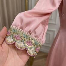1/5 yard Dentelle métallique à paillettes multicolores à code-barres ondulé hydrosoluble, convenant à la décoration de hanfu, de cheongsam. Matériau de ruban tissé applicable pour la décoration de robes de mariée, de tenues de cérémonie, de décoration intérieure, de rideaux, de nappes, de vêtements DIY, de vêtements de poupée, de décoration intérieure et de couture pour débutants - Multicolore - Voir 2