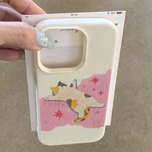 El diseño de un gato atigrado estirando el cuerpo sobre un fondo rosa está hecho de material TPU y es adecuado para fundas de  17 Pro Max. Presenta un diseño empresarial de calidad, diseños modernos para los modelos 13 Pro, 16+, 14, 15, 11 y 17. Es duradero, a prueba de caídas y protector, con una apariencia sencilla y hermosa, adecuado para diversas ocasiones. - Colores mixtos 1 - Ver 6