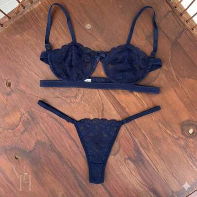 Conjunto lingerie em renda meia taça com aro de sustentação sutiã e calcinha fio dental