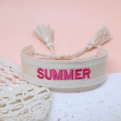 1条绣有“SUMMER”字样的手工编织手链，适合送给家人、朋友、学生，也可作为节日礼物、派对饰品、海滩旅行饰品，波西米亚风格。