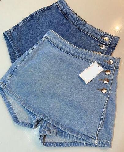 Short saia jeans liso com botões laterais 4 botões