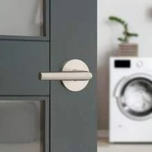 Kwikset Milan - Manija de puerta de paso interior palanca para puertas de clóset y pasillo palanca reversible sin bloqueo níquel satinado - Nquel satinado - Ver 2
