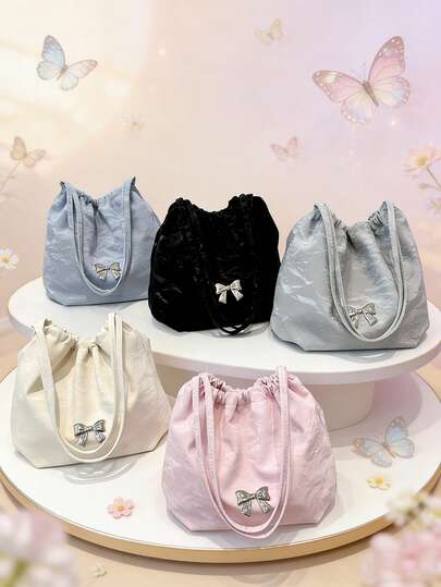 这款时尚卡通纯色甜美蝴蝶结单肩/斜挎水桶包，适合多种场合，用途广泛。它适合户外活动、玩耍、通勤等，是送给青少年的完美礼物。