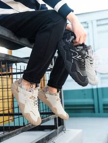 Giày thể thao nam casual, năng động, với phần gót in họa tiết và thiết kế quai đan chéo trên thân giày, mang đến phong cách thể thao năng động, tươi mới và nhiều lớp cho đô thị. - màu đen - Xem 1