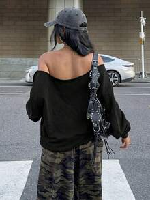 Oversized Off-The-Shoulder Black Sweatshirt With Faded Pink Palm Tree "" Graphic, Raw Edge Neckline, Street Style Fashion Top For Young East Asian Women, Matches High-Waisted Camo Cargo Pants, Perfect For Urban Streetwear Daily Wear - 灰色 - 查看 10