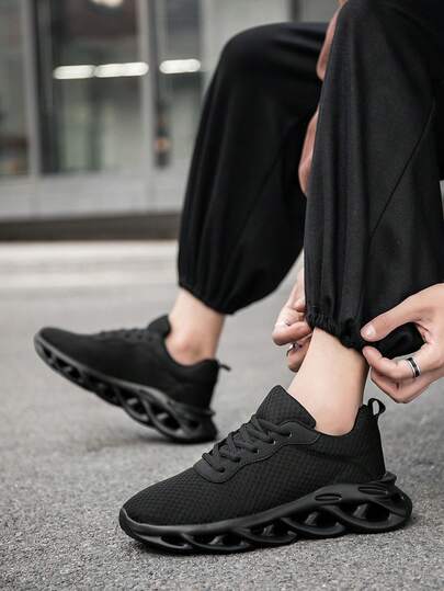 Zapatos deportivos casuales minimalistas de primavera/verano para hombres, de color negro puro con parches y cordones, para uso en exteriores, fitness, viajes, con malla transpirable y suela elevadora para correr