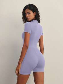FWH Combinaison de sport inspirée du vintage avec design affinant la taille et rehaussant les fesses. Contrôle du ventre et accentuation des hanches dans un style de rue audacieux avec des détails de fermeture éclair sculptant la taille. Style sexy de vêtements de rue, combinaison femme avec fermeture éclair devant - Prune - Voir 7