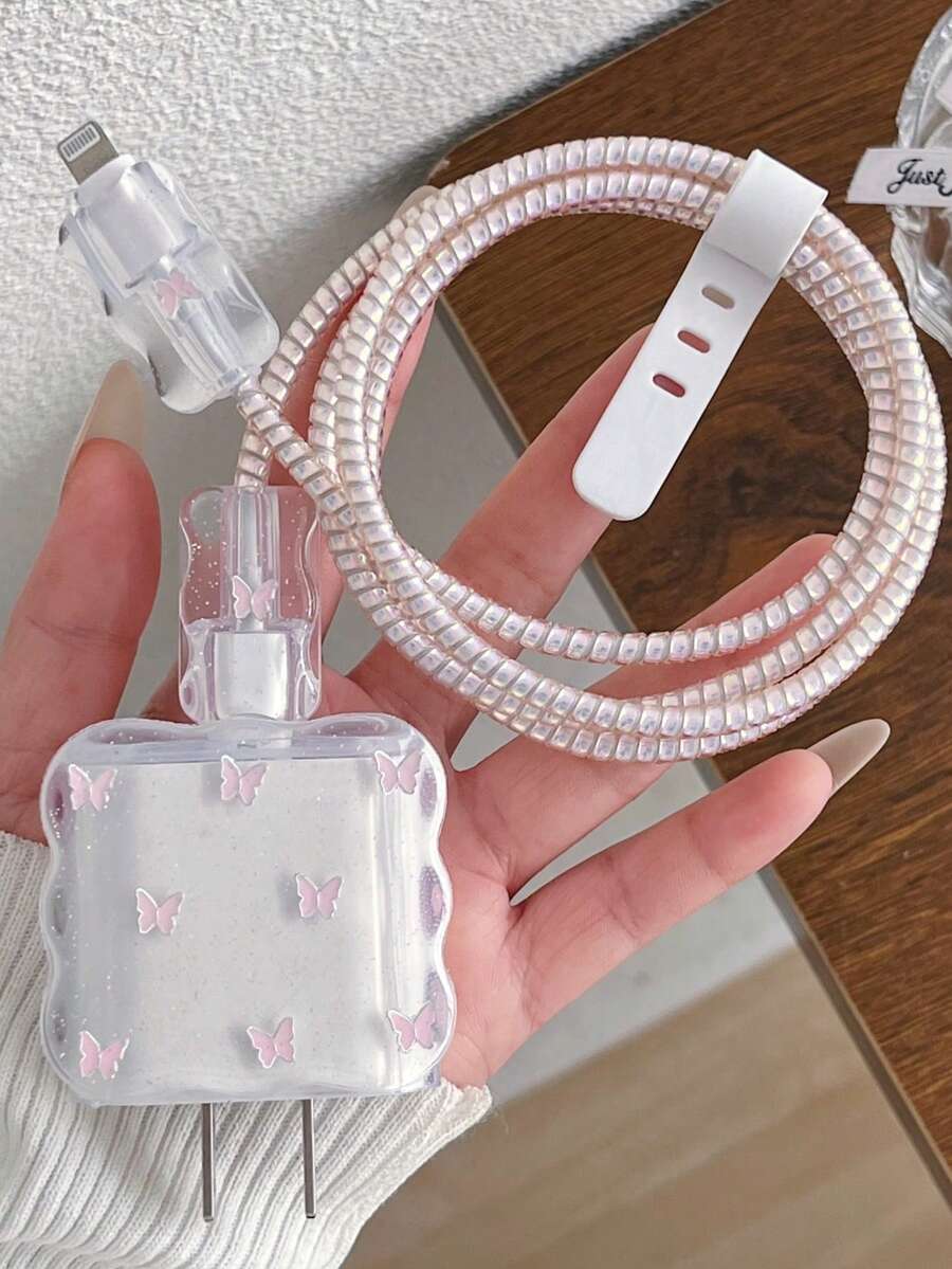 5件套粉色金属蝴蝶结设计充电套装，包括充电线保护套、充电头保护套、充电配件和手机配件。适用于 18W/20W充电器。