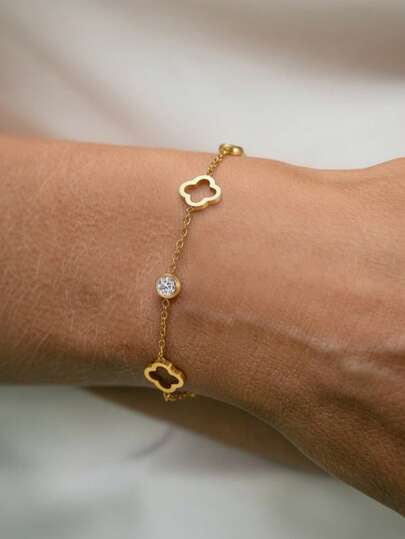 1. 不锈钢镂空四叶草金色手链，小巧精致，轻盈奢华，通勤必备，是送给女朋友的日常情人节礼物。